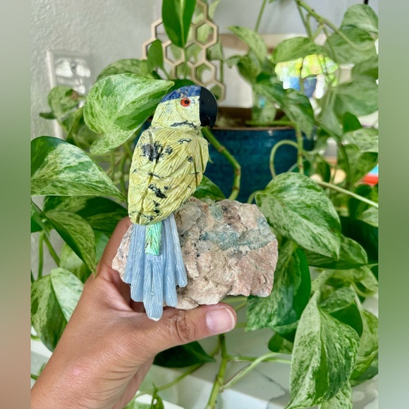Parrot Carving on Aquamarine - Picture 3 of 3